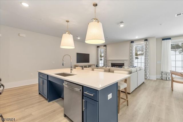 165 Jasmine Dr 613, Warren Twp., NJ 07059