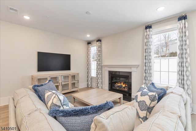 165 Jasmine Dr 613, Warren Twp., NJ 07059