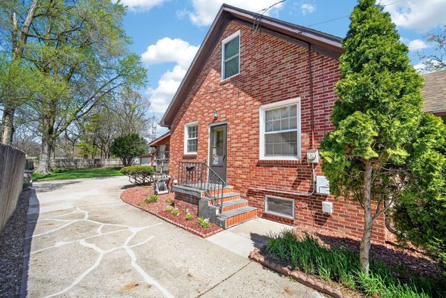 5017 Hickman Road, Des Moines, IA 50310