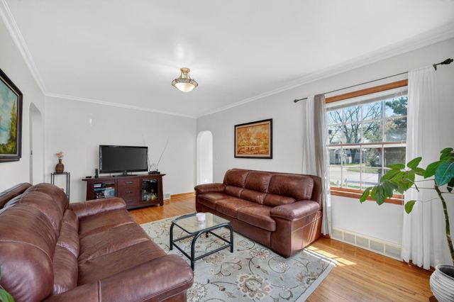 5017 Hickman Road, Des Moines, IA 50310