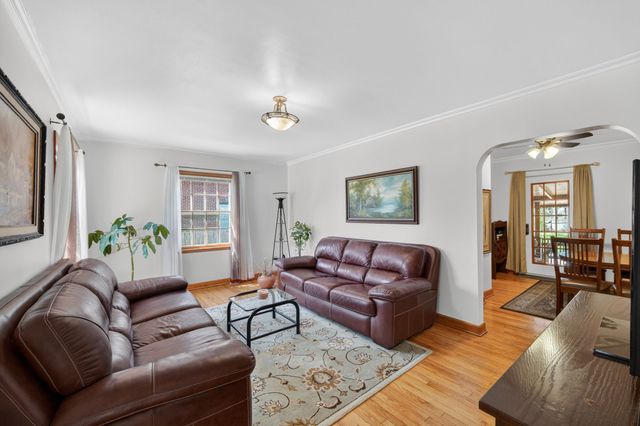 5017 Hickman Road, Des Moines, IA 50310