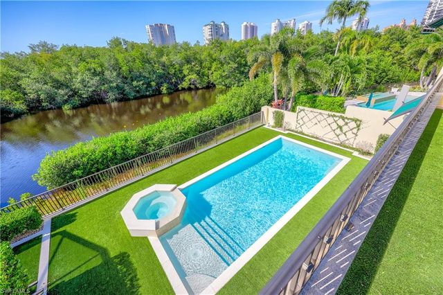 8057 Via Vecchia, Naples, FL 34108