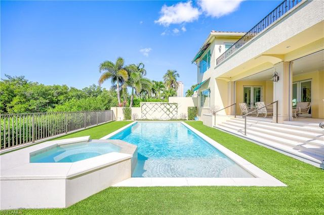 8057 Via Vecchia, Naples, FL 34108