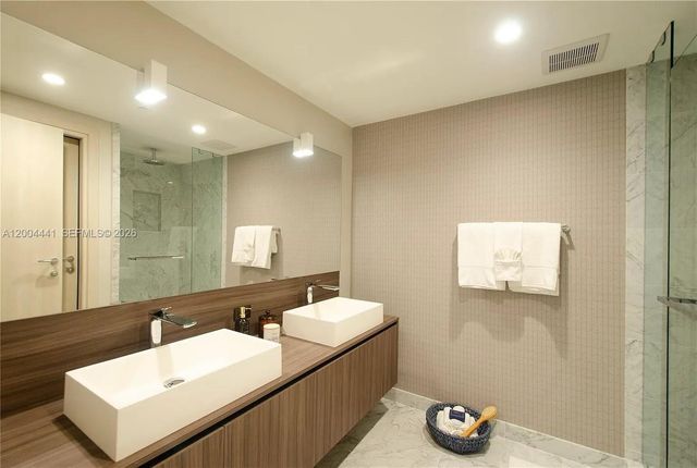 1000 Brickell Plz 4207, Miami, FL 33131