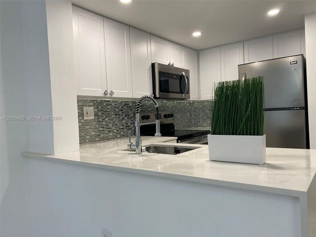 8615 NW 5th Terrace 14206, Miami, FL 33126