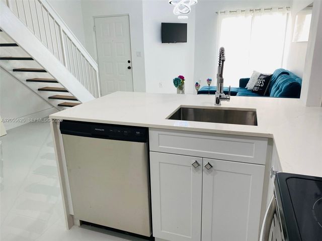 8615 NW 5th Terrace 14206, Miami, FL 33126