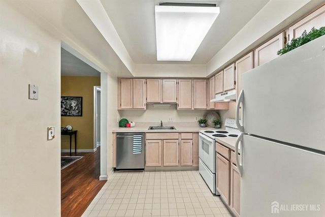 2214 Sayre Drive, Plainsboro, NJ 08540