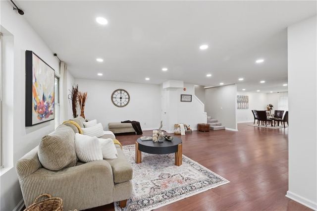 2526 Queen Ridge Drive, Independence, MO 64055