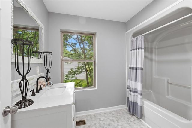 2526 Queen Ridge Drive, Independence, MO 64055