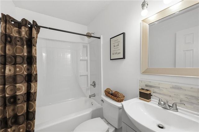 2526 Queen Ridge Drive, Independence, MO 64055