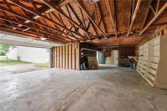 2526 Queen Ridge Drive, Independence, MO 64055