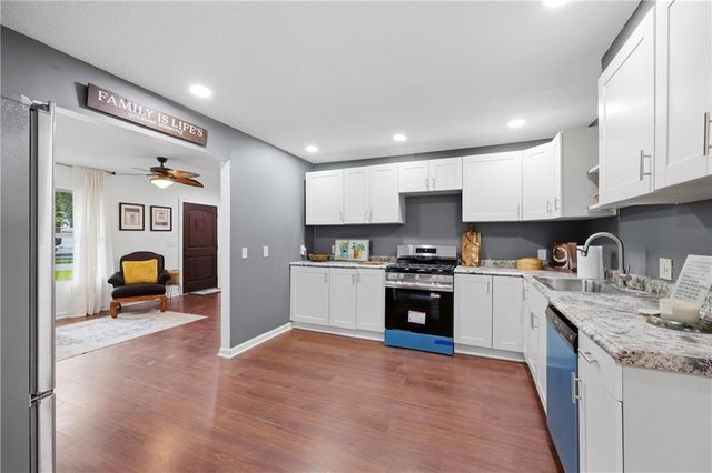 2526 Queen Ridge Drive, Independence, MO 64055