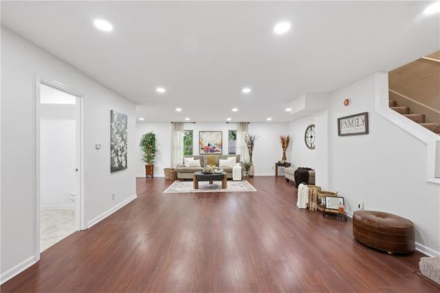 2526 Queen Ridge Drive, Independence, MO 64055