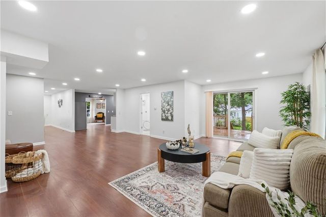 2526 Queen Ridge Drive, Independence, MO 64055