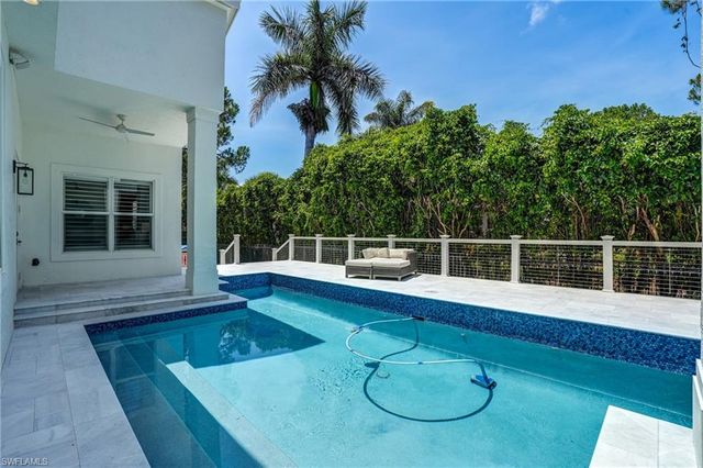 7562 Cordoba CIR, Naples, FL 34109