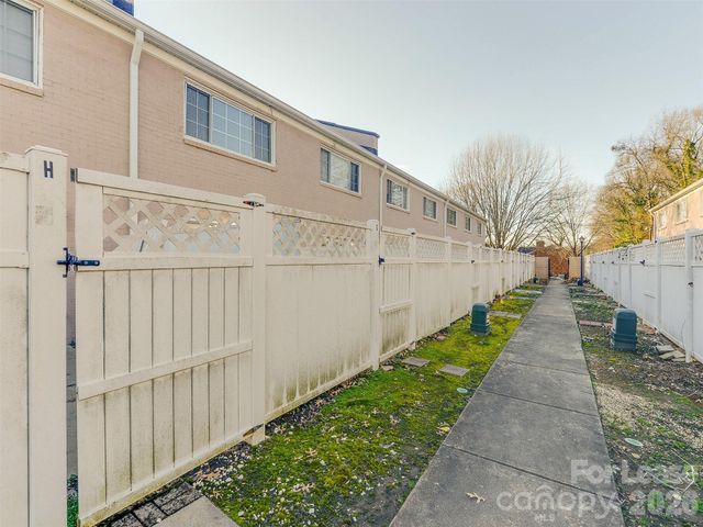 1224 Green Oaks Lane G, Charlotte, NC 28205