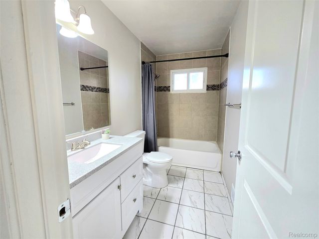 2200 Marston Drive N, Waterford Charter Township, MI 48327