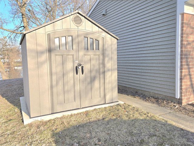 2200 Marston Drive N, Waterford Charter Township, MI 48327