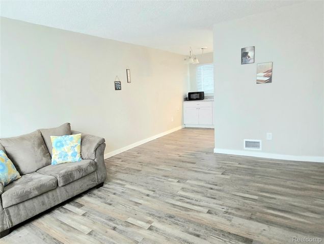 2200 Marston Drive N, Waterford Charter Township, MI 48327