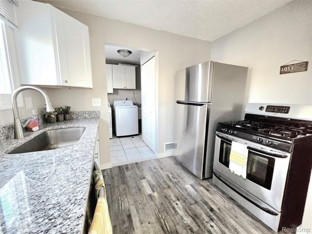 2200 Marston Drive N, Waterford Charter Township, MI 48327