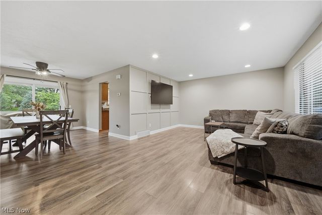 8008 Garnet Avenue NE, Canton, OH 44721