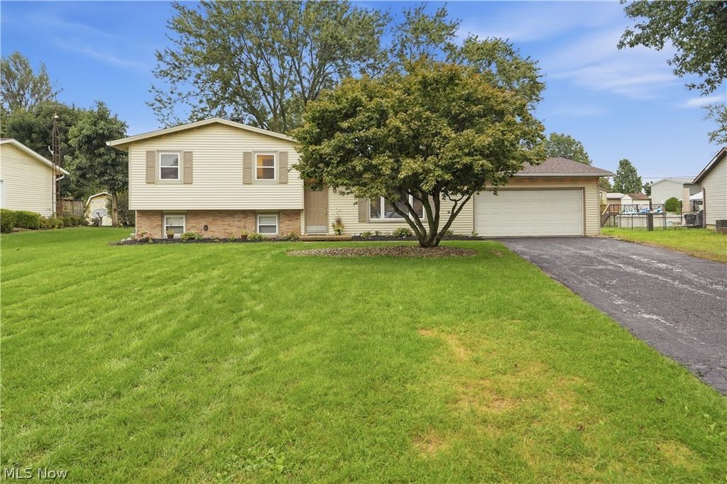8008 Garnet Avenue NE, Canton, OH 44721