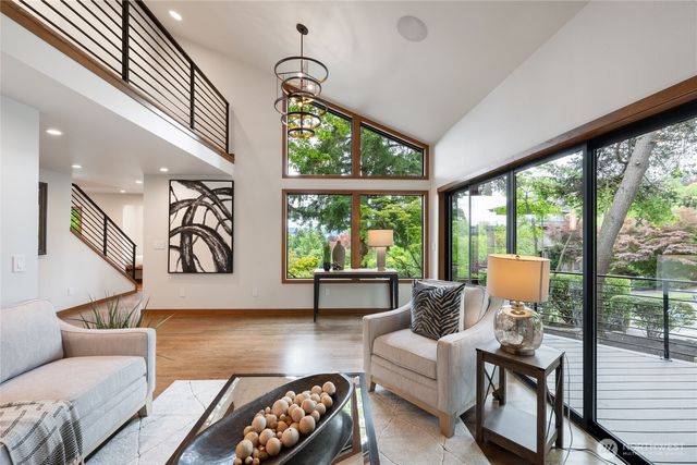 5100 NE 55th Street, Seattle, WA 98105