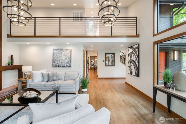 5100 NE 55th Street, Seattle, WA 98105