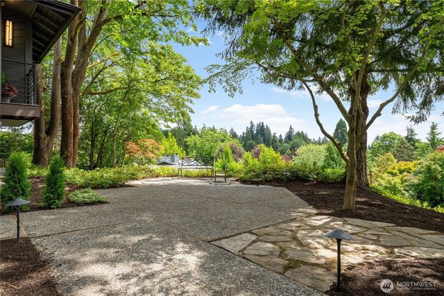 5100 NE 55th Street, Seattle, WA 98105