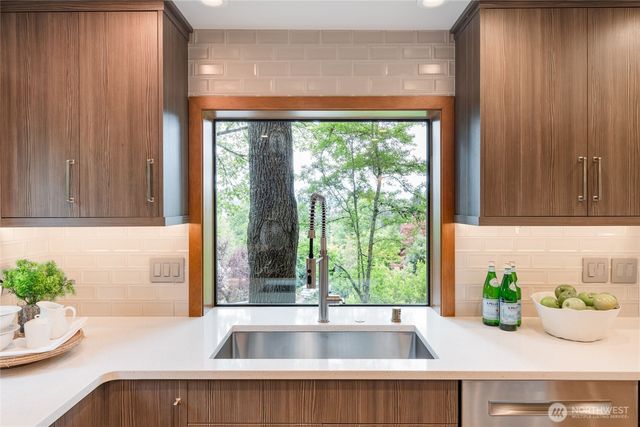 5100 NE 55th Street, Seattle, WA 98105