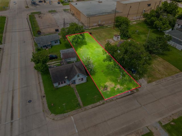 1026 W 4th Street, Freeport, TX 77541