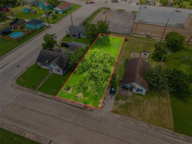 1026 W 4th Street, Freeport, TX 77541