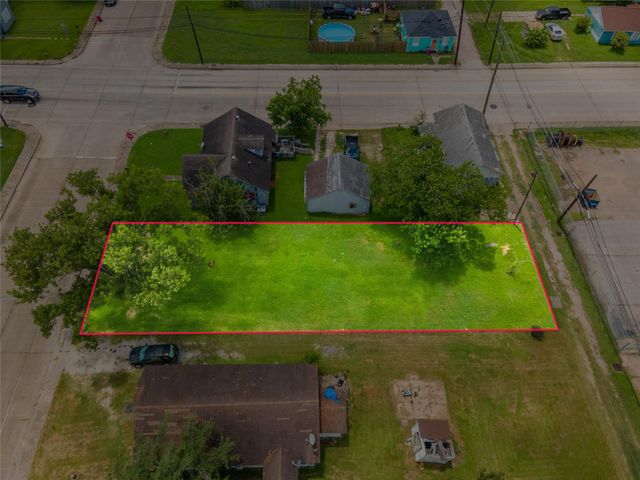 1026 W 4th Street, Freeport, TX 77541