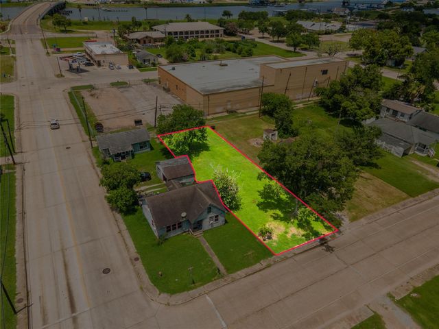 1026 W 4th Street, Freeport, TX 77541