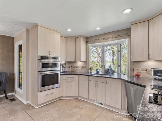 68 Acorn Road, Asheville, NC 28804