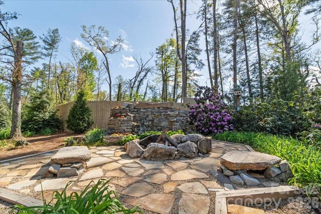 68 Acorn Road, Asheville, NC 28804