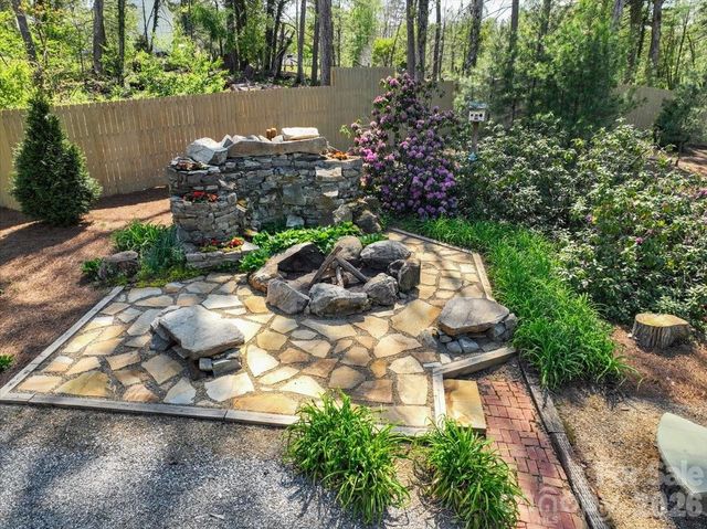 68 Acorn Road, Asheville, NC 28804