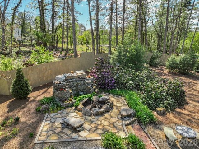 68 Acorn Road, Asheville, NC 28804