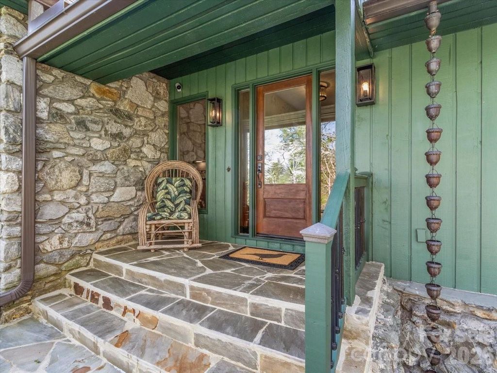 68 Acorn Road, Asheville, NC 28804