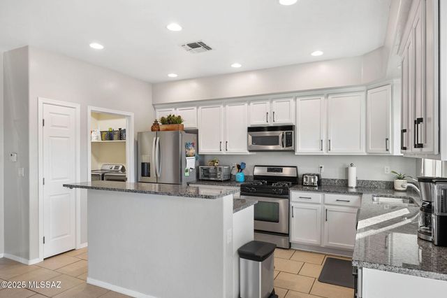 8321 N Amber Burst Drive, Tucson, AZ 85743