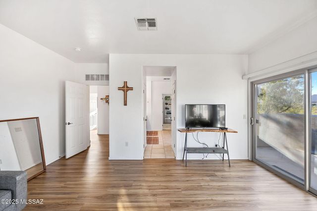 8321 N Amber Burst Drive, Tucson, AZ 85743