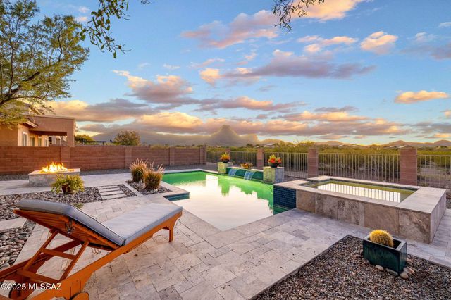 8321 N Amber Burst Drive, Tucson, AZ 85743