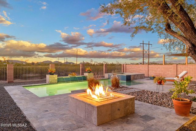 8321 N Amber Burst Drive, Tucson, AZ 85743