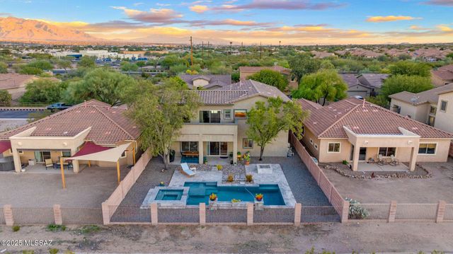 8321 N Amber Burst Drive, Tucson, AZ 85743