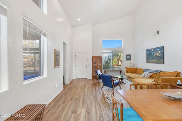 8321 N Amber Burst Drive, Tucson, AZ 85743