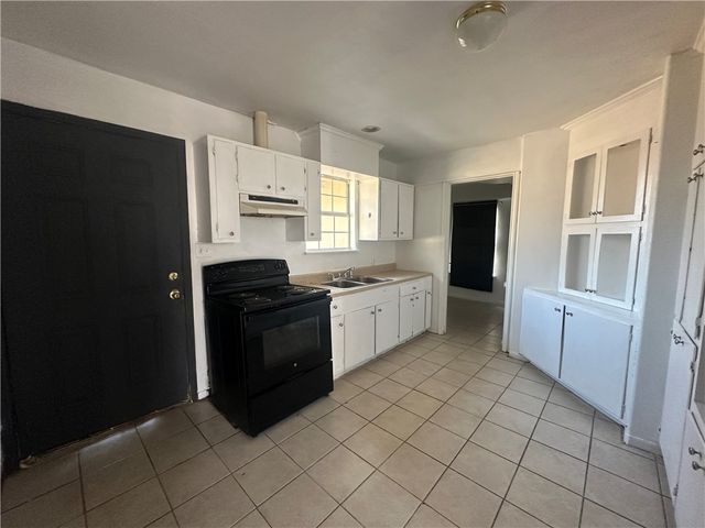 607 W Randall St, Beeville, TX 78102