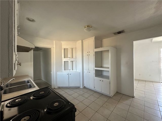 607 W Randall St, Beeville, TX 78102