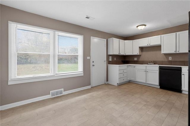 11302 MANCHESTER Avenue, Kansas City, MO 64134