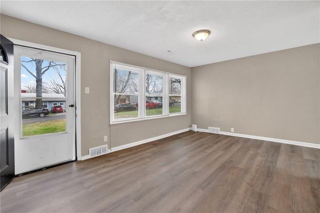 11302 MANCHESTER Avenue, Kansas City, MO 64134