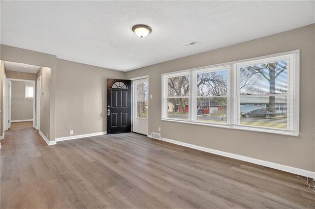 11302 MANCHESTER Avenue, Kansas City, MO 64134